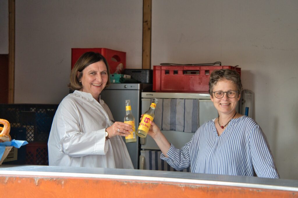 V. l.: Sabine Schön und Anja Gerz vom SPZ sorgten für das leibliche Wohl des Publikums. Foto: Maron Kornath.