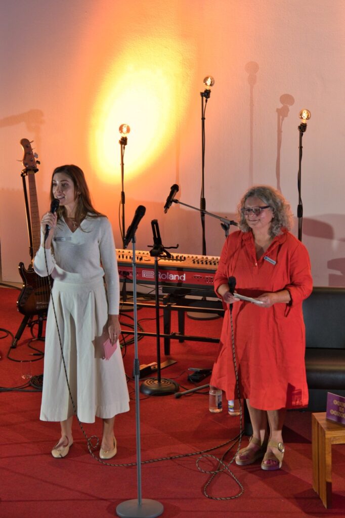 V. l.: Lisa Heuser und Evelin Heinle-Braun vom SPZ Troisdorf moderieren den Abend an. Foto: Maron Kornath.