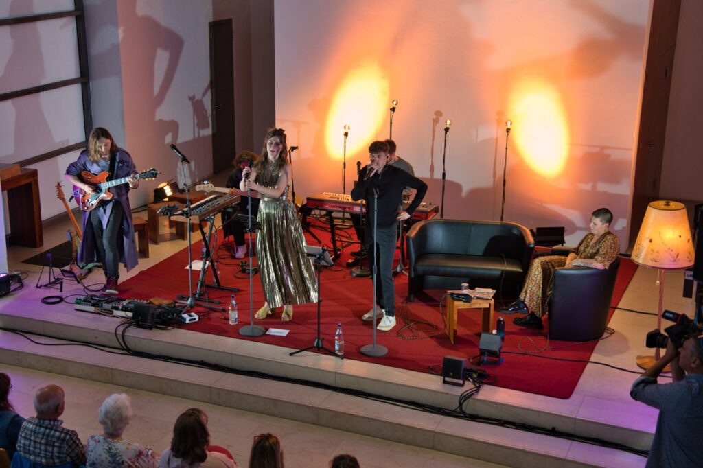 Elisabeth Miro, Lea Bergen und Band. Foto: Maron Kornath.